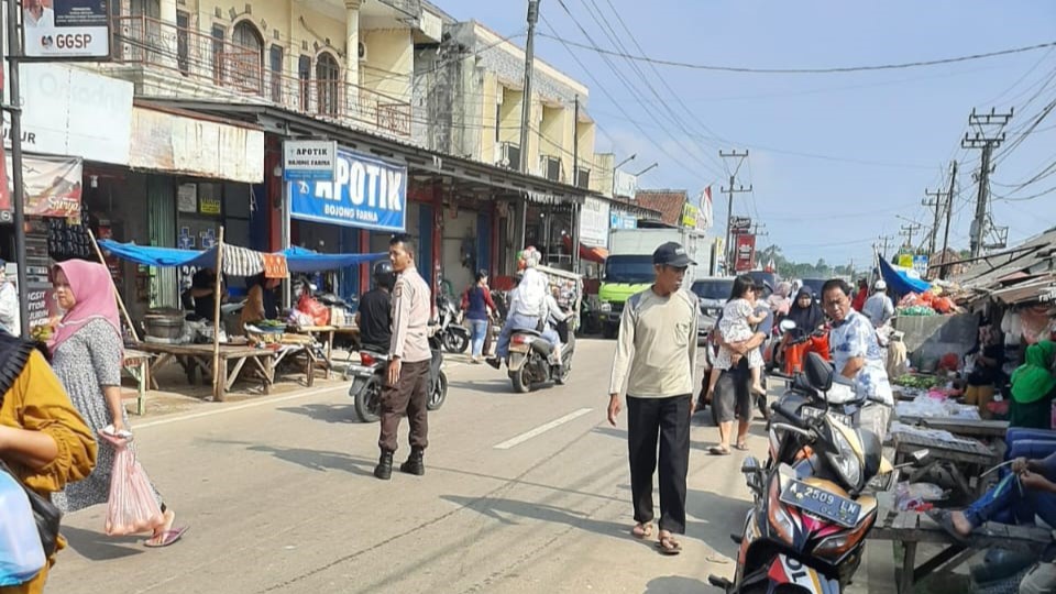 Personil Polsek Bojong Polres Pandeglang Meninjau dan Mengatur Arus Lalu Lintas di Persimpangan Pasar Bojong 8 WhatsApp Image 2024 07 30 at 08.38.50