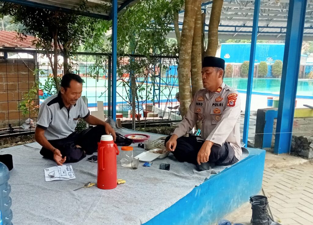 Jalin Silaturahmi, Kapolsek Menes Pandeglang Sambangi Tokoh Masyarakat 9 WhatsApp Image 2024 07 30 at 17.09.36