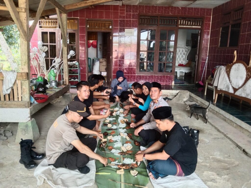 Kapolsek Menes AKP Hero SH Jalin Silaturahmi dengan Warga Melalui Kegiatan Bancakan 8 WhatsApp Image 2024 07 30 at 17.11.48