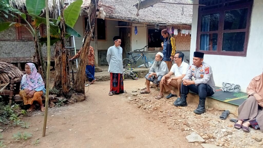 AKP Hero SH, Kapolsek Menes Melaksanakan Patroli Dialogis dan Sambang Kepada Tokoh Masyarakat Desa Cilabanbulan 7 WhatsApp Image 2024 07 30 at 17.16.12