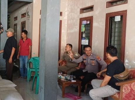Bhabinkamtibmas Polsek Angsana Polres Pandeglang Brigadir Ruston Sambangi Masyarakat Desa Angsana 5 WhatsApp Image 2024 07 30 at 21.22.35