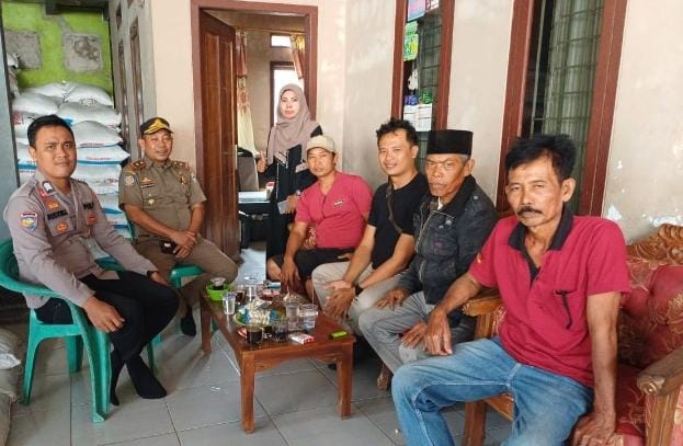 Jalin Komunikasi, Bhabinkamtibmas Polsek Angsana Sambangi Tokoh Masyarakat Desa Angsana 1 WhatsApp Image 2024 07 30 at 21.22.54