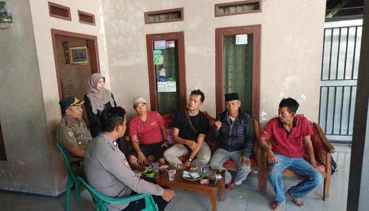 Kunjungan Door to Door System, Cara Bhabinkamtibmas Polsek Angsana Dekatkan Diri dengan Masyarakat 2 WhatsApp Image 2024 07 30 at 21.23.21