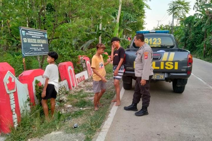 Cegah Laka Lantas, Anggota Piket Polsek Angsana Polres Pandeglang Laksanakan Strongpoint 3 WhatsApp Image 2024 07 30 at 21.24.00