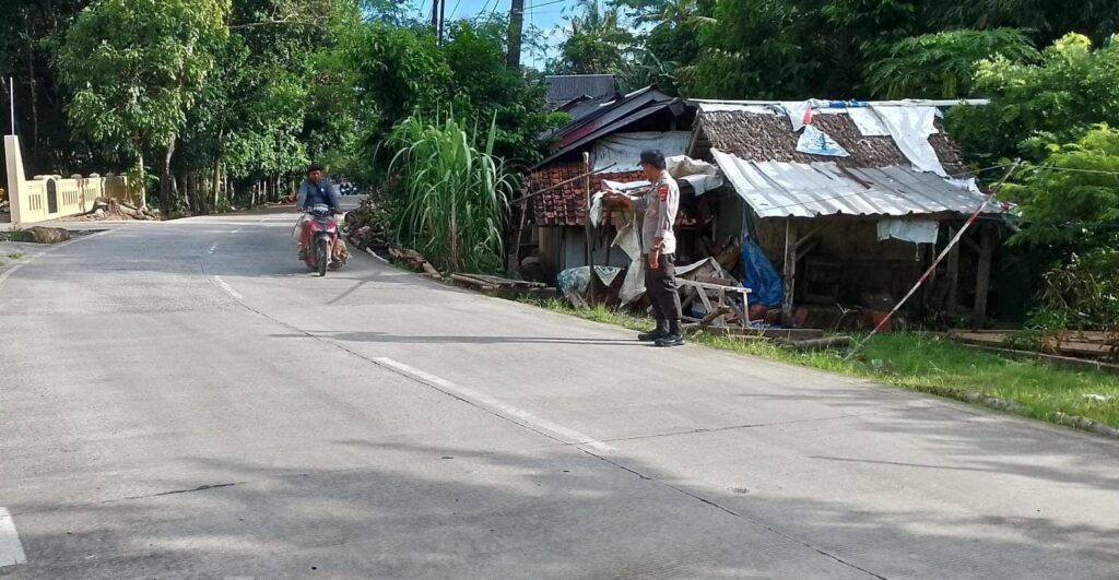 Berikan Pelayanan Kepada Masyarakat, Anggota Piket Polsek Angsana Polres Pandeglang Laksanakan Strongpoint 10 WhatsApp Image 2024 07 30 at 21.24.16