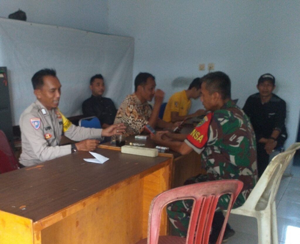 Bhabinkamtibmas Polsek Carita Sambangi Kantor Desa Banjarmasin untuk Tingkatkan Koordinasi dan Keamanan 5 WhatsApp Image 2024 07 30 at 21.26.08