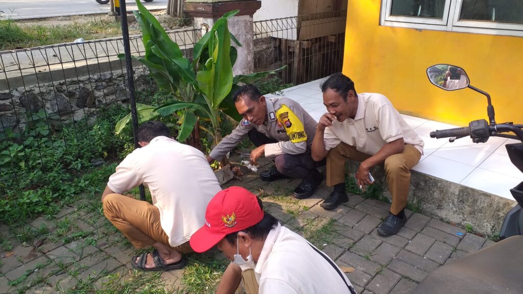 Bhabinkamtibmas Polsek Carita Bergabung dalam Kegiatan Selasa Bersih di Kantor Desa Banjarmasin 6 WhatsApp Image 2024 07 30 at 21.28.35