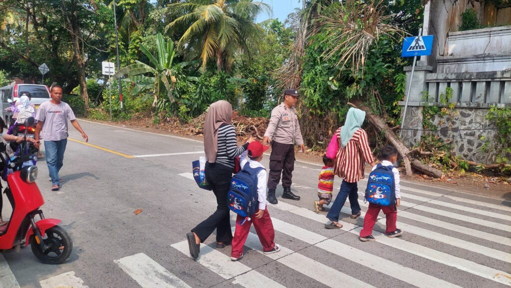 Personil Polsek Carita Laksanakan Pengaturan Lalu Lintas di Jam Pulang Sekolah 7 WhatsApp Image 2024 07 30 at 21.32.05