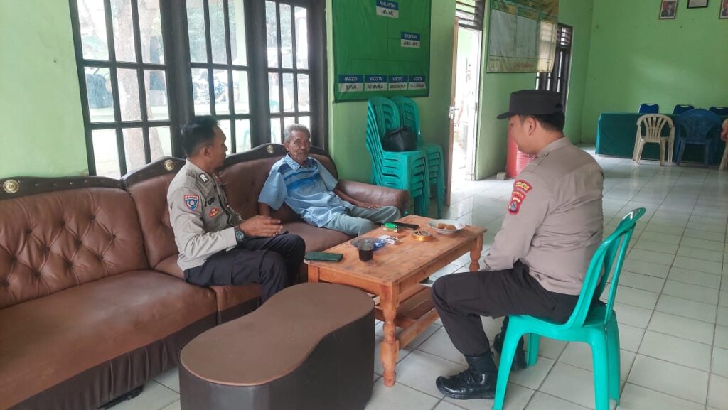 Kunjungan Polsek Carita ke Kantor Desa Carita: Meningkatkan Kerjasama dan Keamanan Lokal 1 WhatsApp Image 2024 07 30 at 21.42.57