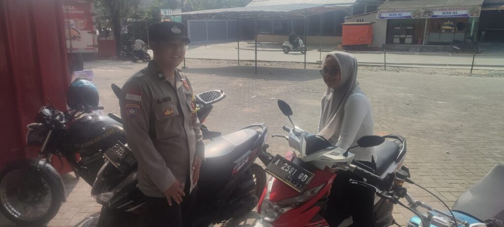 Polsek Cikeusik Lakukan Patroli Siang Hari Antisipasi Gangguan Kamtibmas 9 WhatsApp Image 2024 07 30 at 22.08.45