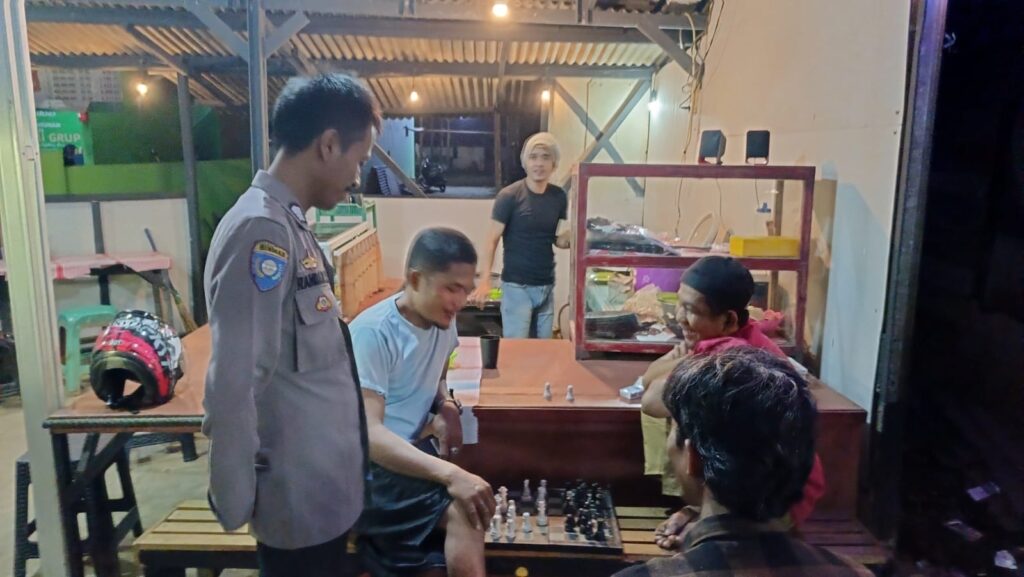 Bhabinkamtibmas Polsek Mandalawangi Polres Pandeglang Rutin Keliling Sambangi Warga 3 WhatsApp Image 2024 07 30 at 22.12.19