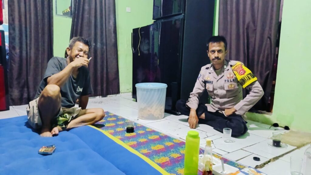 Bhabinkamtibmas Polsek Mandalawangi Sambang Desa Binaan, Jalin Silaturahmi dan Ciptakan Keamanan Kondusif 4 WhatsApp Image 2024 07 30 at 22.13.35
