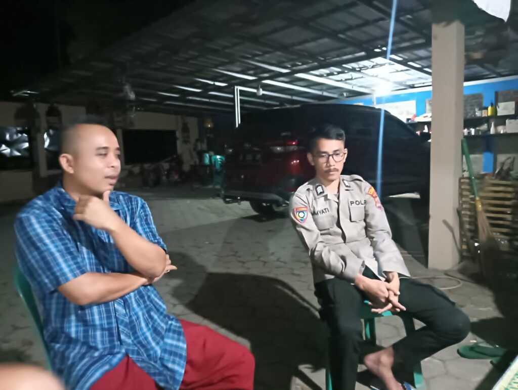 Polsek Mandalawangi Menggelar Patroli dan Sambang, Jalin Komunikasi Upaya Cegah 3C 8 WhatsApp Image 2024 07 30 at 22.14.16
