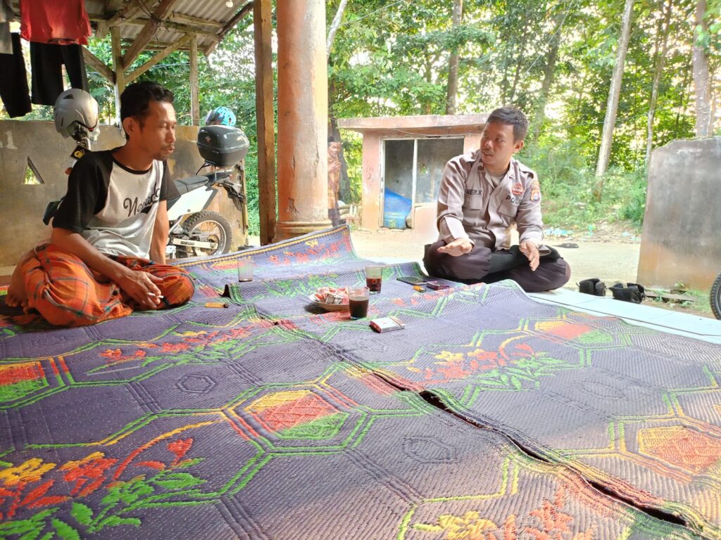 Bhabinkamtibmas Polsek Jiput Jalin Silaturahmi dengan Warga Beri Edukasi Kamtibmas 10 WhatsApp Image 2024 07 30 at 22.14.43