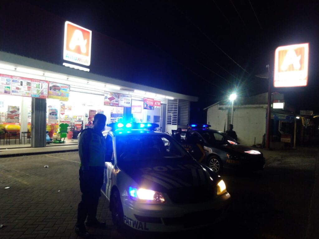 Polsek Carita Gelar Patroli Malam Blue Light di Jalan Raya Carita 2 WhatsApp Image 2024 07 31 at 06.05.54