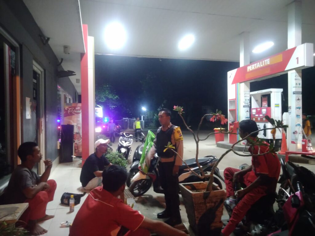 Polsek Carita Lakukan Patroli Malam ke SPBU Sukanegara 3 WhatsApp Image 2024 07 31 at 06.07.31