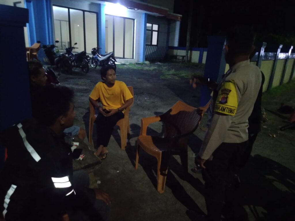 Bhabinkamtibmas Polsek Carita Dialog dengan Masyarakat dalam Patroli Malam 4 WhatsApp Image 2024 07 31 at 06.10.25