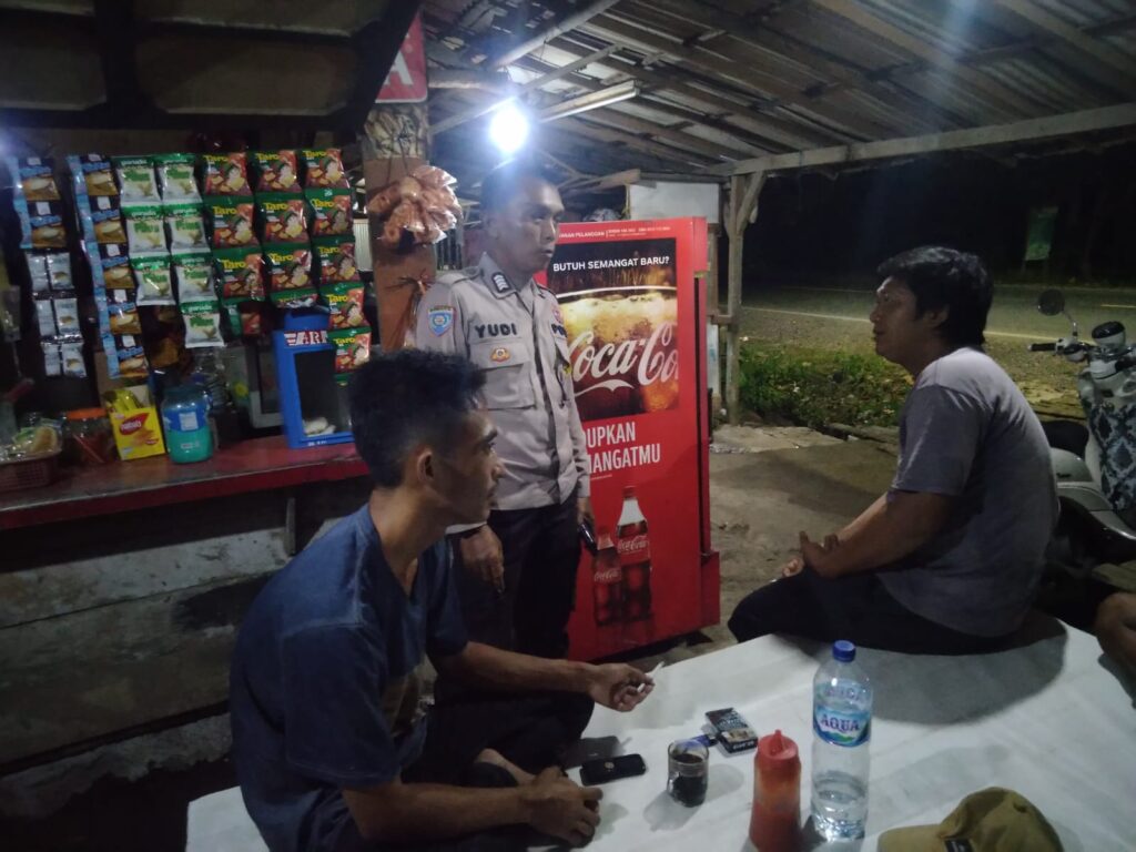 Polsek Carita Lakukan Patroli Malam di Wilayah Carita dengan Rasa Aman dan Damai 5 WhatsApp Image 2024 07 31 at 06.12.47