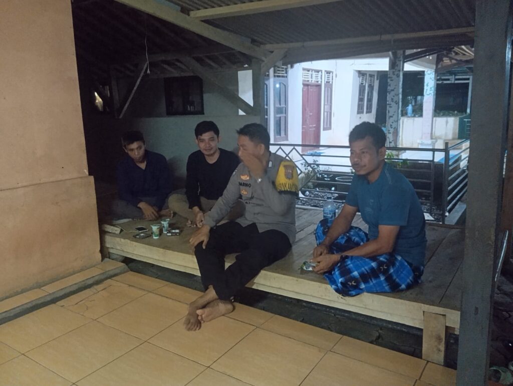 Lakukan Patroli Malam Bhabinkamtibmas Polsek Patia Sampaikan Pesan Kamtibmas 6 WhatsApp Image 2024 07 31 at 06.22.27