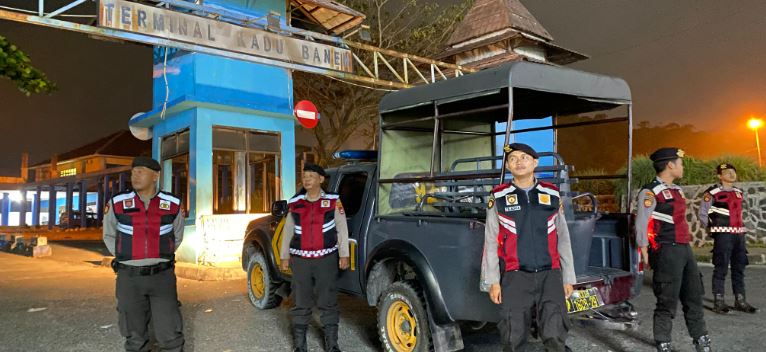 Sat Samapta Polres Pandeglang Menggelar Patroli di Terminal Kadubanen untuk Menjaga Keamanan dan Ketertiban 4 pk