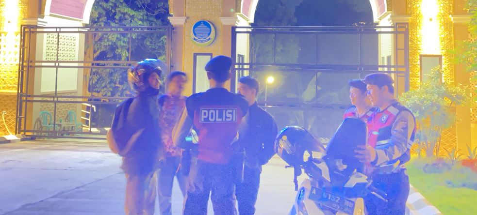 Sat Samapta Polres Pandeglang Laksanakan Patroli di Pondok Pesantren dan Sambangi Pengendara Motor yang Akan Berwisata ke Citorek 10 pm 2