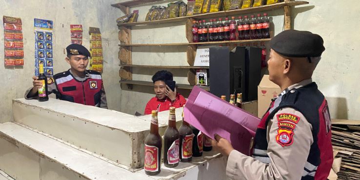 Sat Samapta Polres Pandeglang Gelar Kegiatan Himbauan kepada Penjual Jamu di Cigadung agar Tidak Menjual Miras 10 pm 4