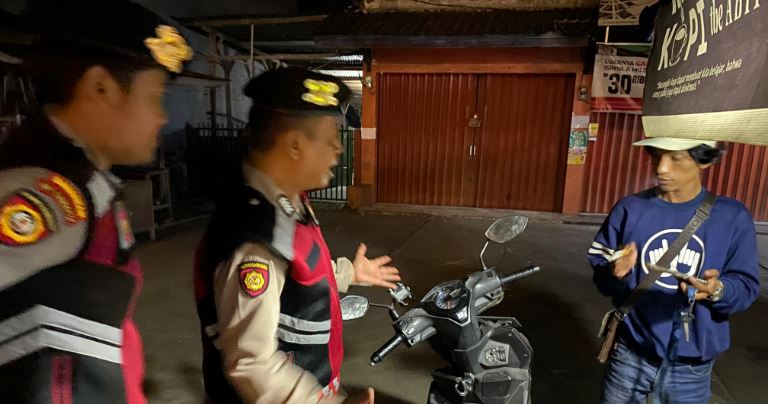 Antisipasi Penyakit Masyarakat, Sat Samapta Polres Pandeglang Menggelar Pemeriksaan Kendaraan Roda Dua di Cigadung 6 pm 5