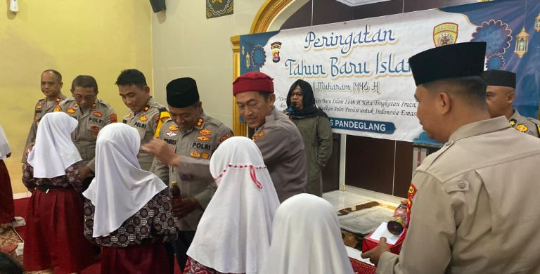 Sambut Tahun Baru Islam, Kapolres Pandeglang Santuni Anak Yatim dalam Acara Pengajian di Musholla Assofwan 10 santunan