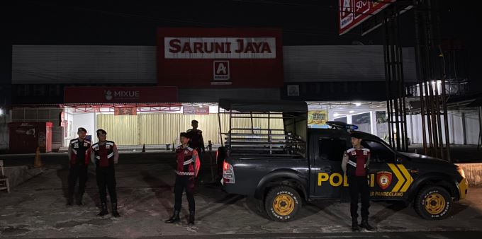 Sat Samapta Polres Pandeglang Menggelar Patroli di Alfamart Saruni untuk Menjaga Keselamatan dan Keamanan 3 sj 1