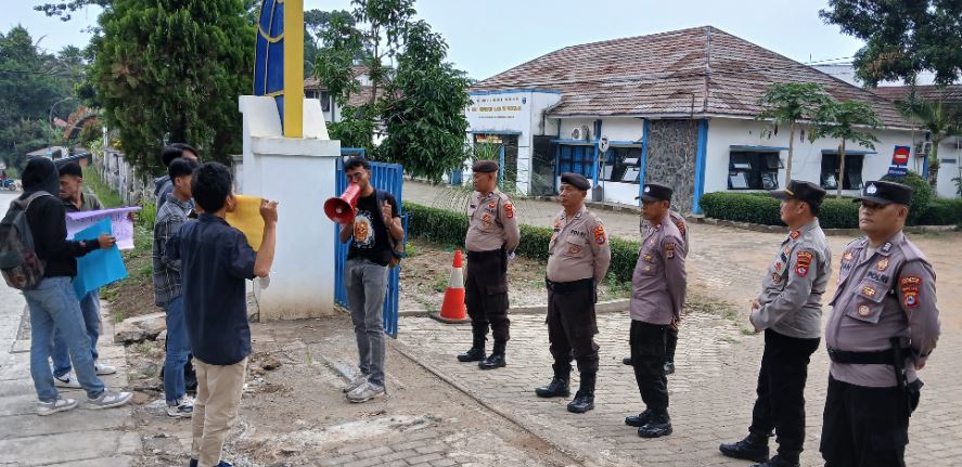Sat Samapta Polres Pandeglang Gelar Pengamanan Unjuk Rasa dari Aliansi Pergerakan Pemuda Peduli Pandeglang di Kantor Dinas Perhubungan 3 unras