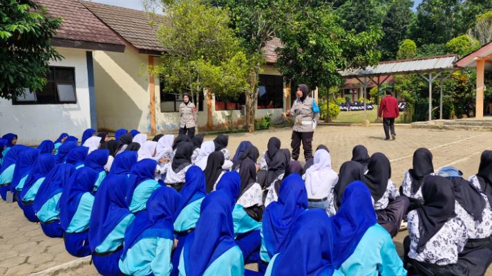 Polwan Polres Pandeglang Sambangi SMK 8 Pandeglang Berikan Edukasi Kamseltibcar dan Antisipasi Kriminalitas 7 via