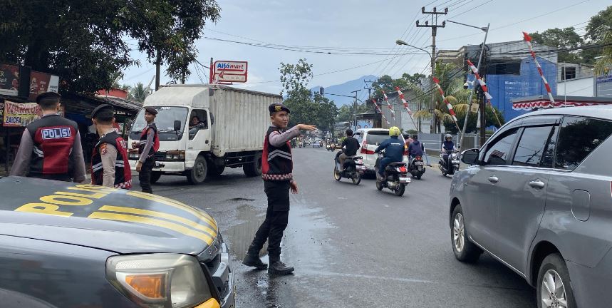 Sat Samapta Polres Pandeglang Gelar Strong Point Pengaturan Lalu Lintas di Cipacung 3 GC