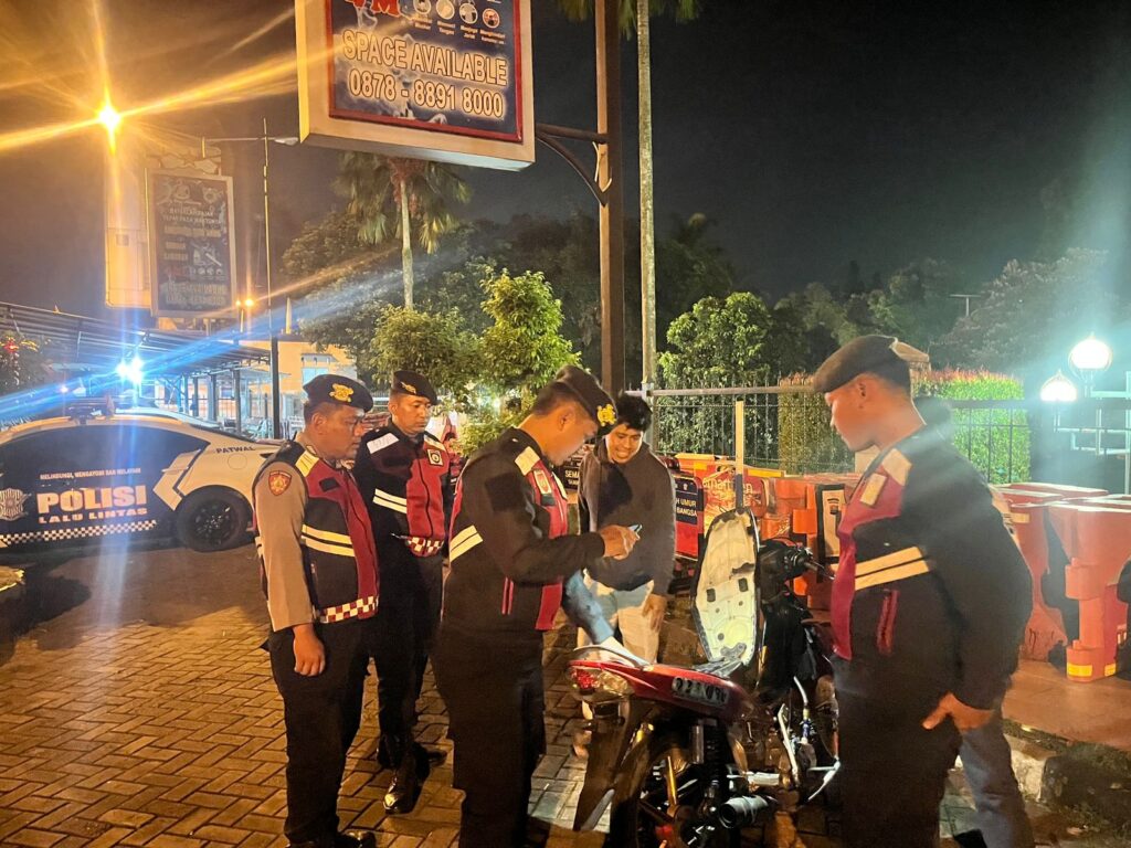 Sat Samapta Polres Pandeglang Gelar Patroli Malam Dialogis di Alun-Alun Pandeglang untuk Mencegah Penyakit Masyarakat 4 IMG 20240808 WA0022