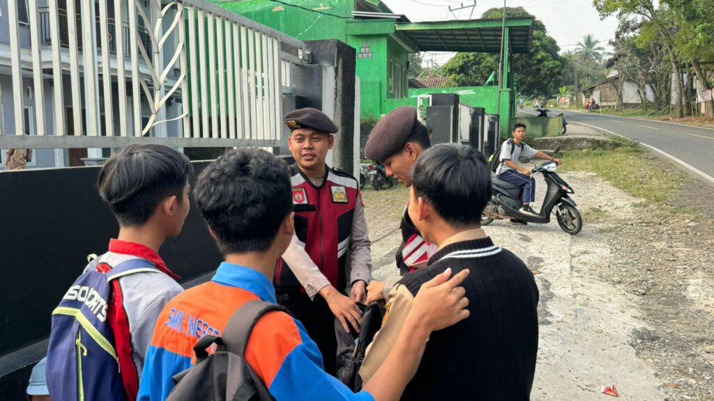 Sat Samapta Polres Pandeglang Sambangi Pelajar SMK dan Berikan Himbauan Kamtibmas untuk Cegah Tawuran 9 IMG 20240808 WA0032