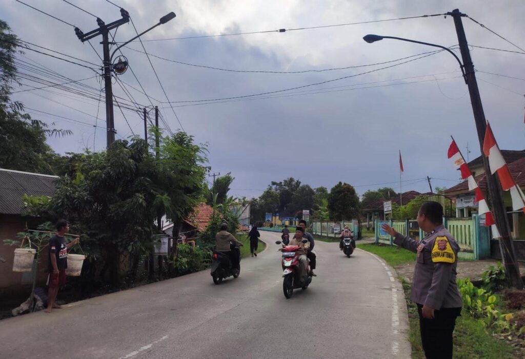 Cegah Laka Lantas, Anggota Piket Polsek Angsana Laksanakan Strongpoint Sore 6 IMG 20240808 WA0051