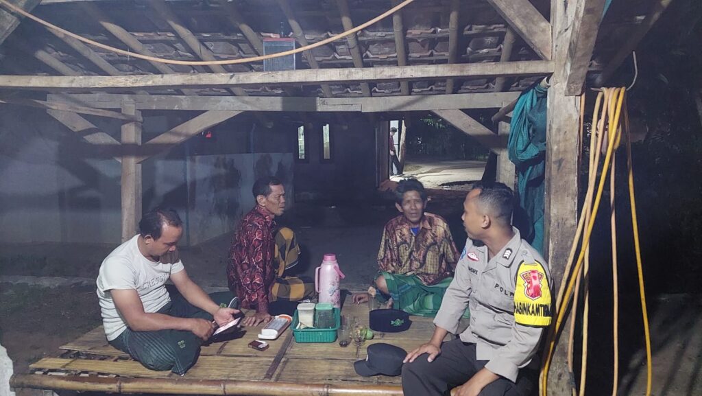 Lakukan Patroli Malam Hari Bhabinkamtibmas Polsek Patia Sambangi Pos Ronda 7 IMG 20240811 WA0014