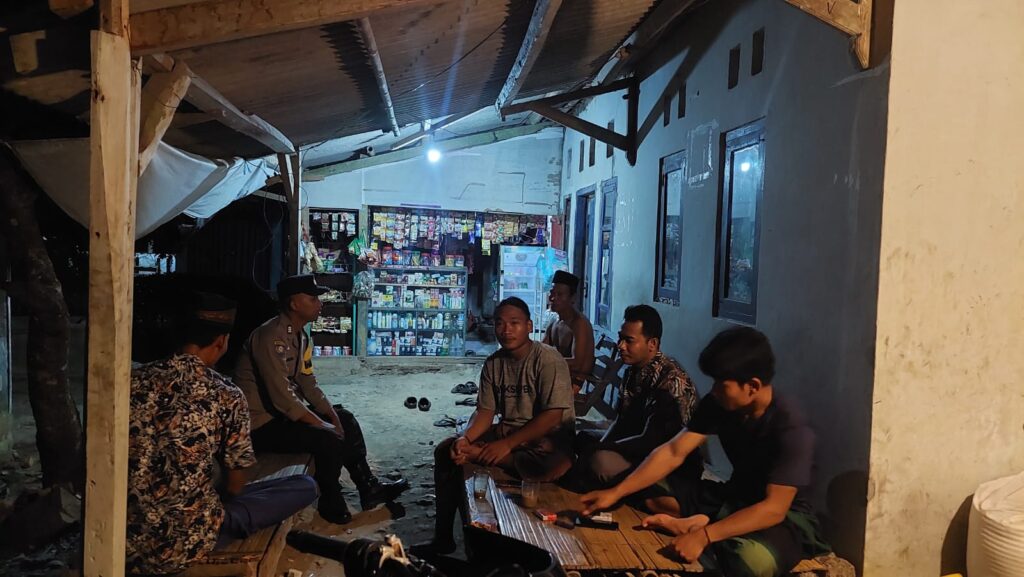 Anggota Unit Samapta Polsek Patia Laksanakan Patroli Malam Ciptakan Keamanan di Desa 6 IMG 20240811 WA0015