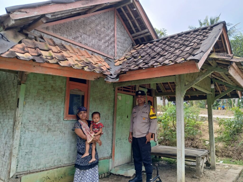 Brigpol Aril Nahdaril Bhabinkamtibmas Polsek Patia Sambangi Warga Kp. Tongkol Sampaikan Pesan Kamtibmas 5 IMG 20240811 WA0016