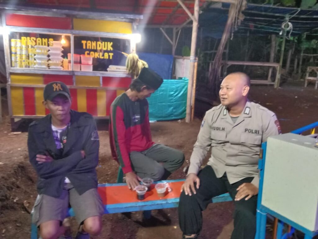 Bhabinkamtibmas Polsek Mandalawangi Polres Pandeglang Rutin Keliling Sambangi Warga 1 IMG 20240811 WA0030