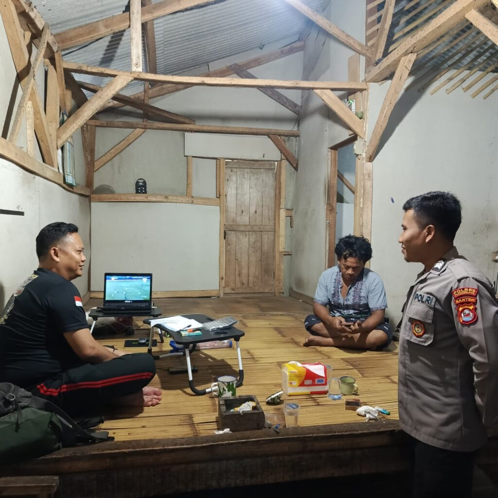 Bhabinkamtibmas Polsek Mandalawangi Giat Kontrol Pos Ronda, Jaga Keamanan Lingkungan 9 IMG 20240811 WA0032