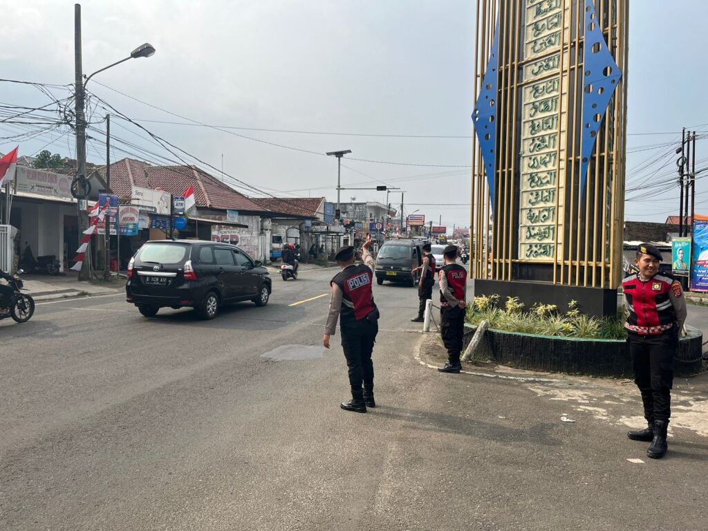 Sat Samapta Polres Pandeglang Gelar Pengaturan Lalu Lintas di Persimpangan Cigadung 3 IMG 20240813 WA0029