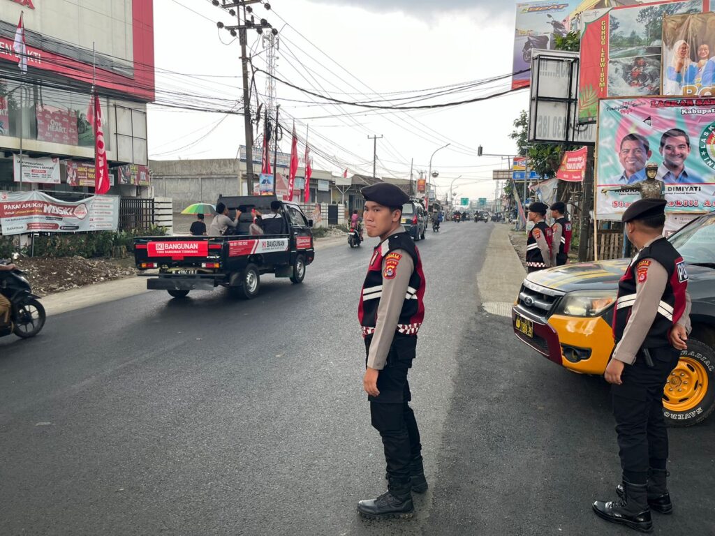 Sat Samapta Polres Pandeglang Gelar Pengaturan Lalu Lintas di Persimpangan Cipacung pada Jam Pulang Sekolah 1 IMG 20240813 WA0032