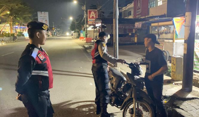 Sat Samapta Polres Pandeglang Gelar Patroli Malam Dialogis di Terminal Kadubanen untuk Jaga Keamanan 1 SP