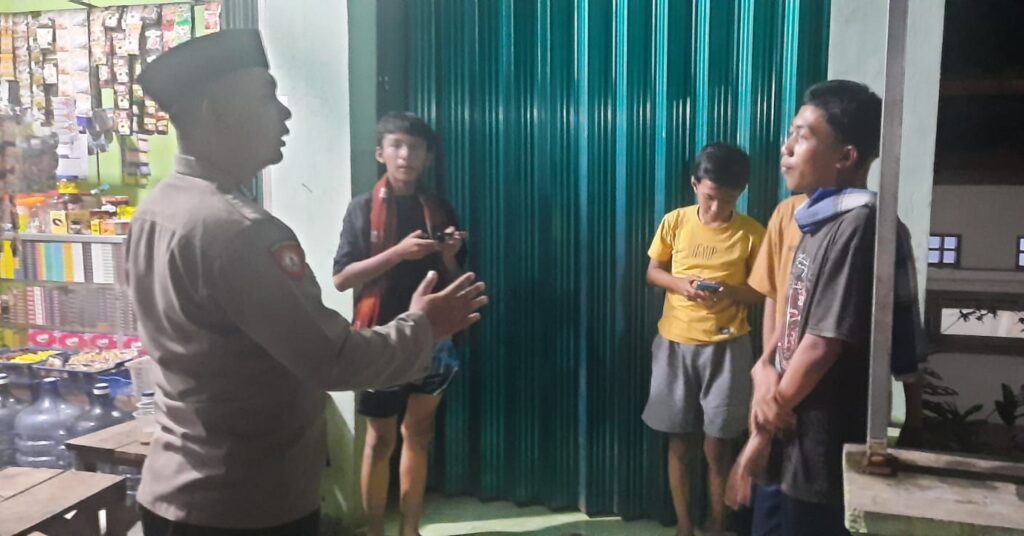 Giat Patroli Malam Polsek Picung Berikan Himbauan kepada Remaja 2 WhatsApp Image 2024 07 31 at 18.13.24