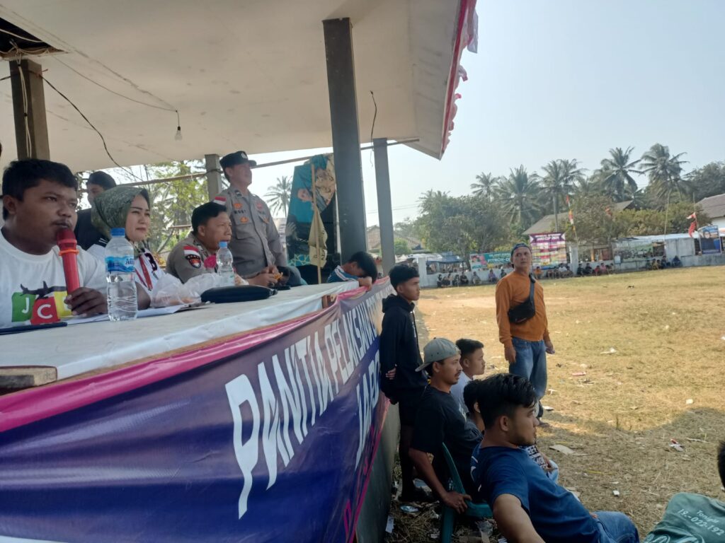 Polsek Cikeusik Berikan Pengamanan Turnamen Sepak Bola di Tanjungan 9 WhatsApp Image 2024 07 31 at 19.32.52