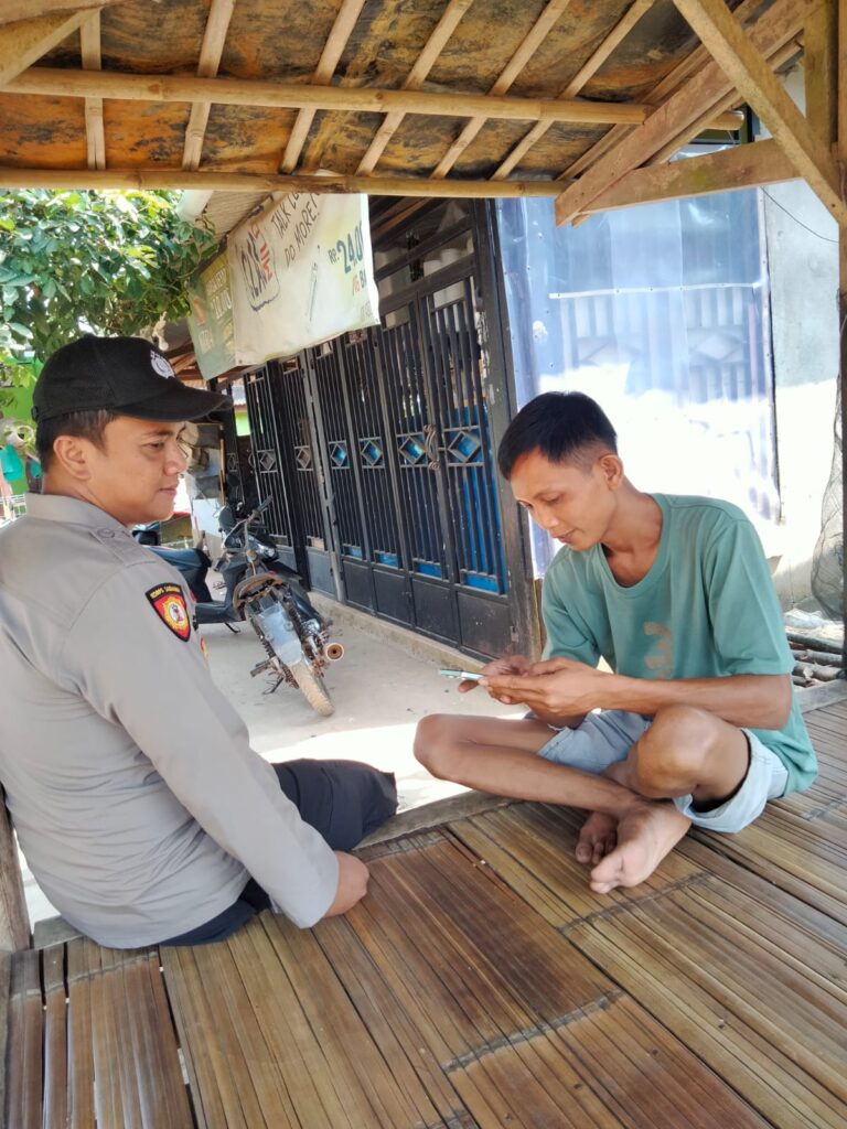 Keliling Datangi Warga Desa, Bhabinkamtibmas Polsek Patia Sambangi Warga 10 WhatsApp Image 2024 07 31 at 20.06.25