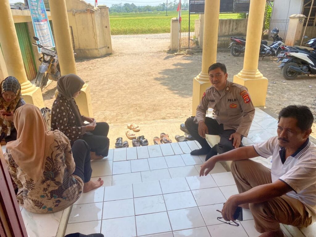 Bhabinkamtibmas Polsek Cimanuk Lakukan Koordinasi dengan Tokoh Masyarakat 4 WhatsApp Image 2024 07 31 at 21.47.52