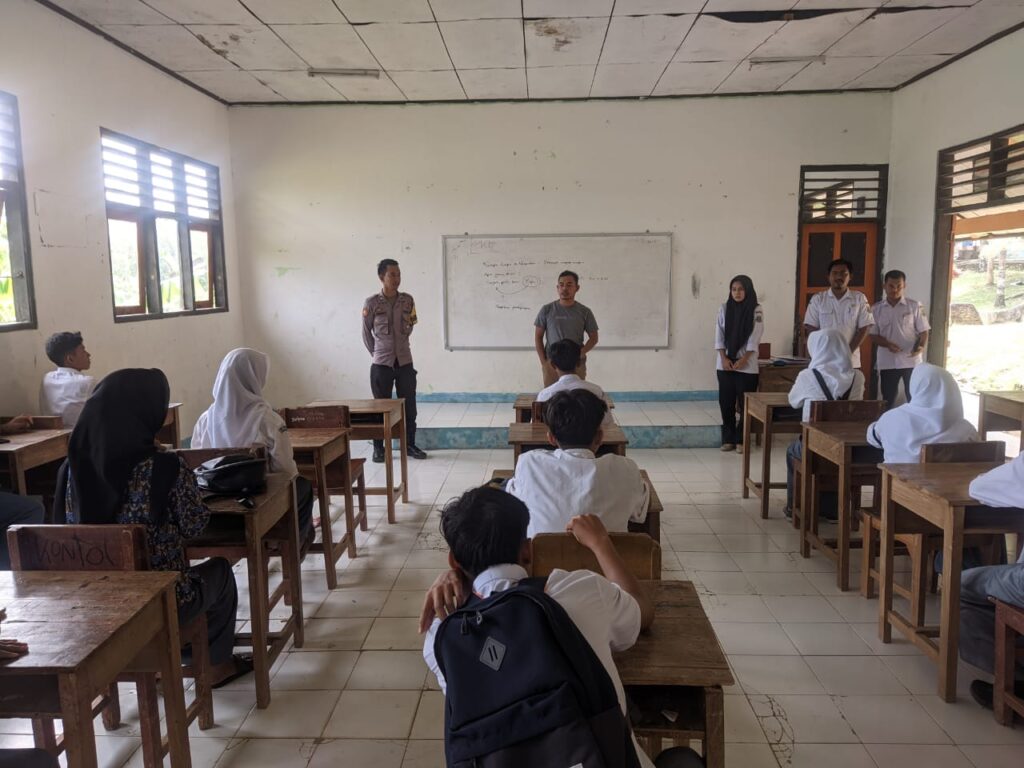 Kapolsek Cigeulis Bersama Jajaran Sosialisasikan Pencegahan Kenakalan Remaja di SMKN 17 Pandeglang 7 WhatsApp Image 2024 07 31 at 21.54.33