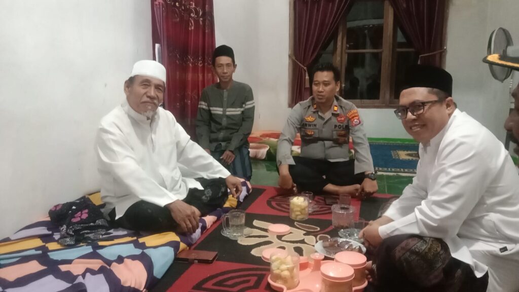 Kapolsek Cigeulis Jalin Silaturahmi dengan Tokoh Agama 5 WhatsApp Image 2024 07 31 at 21.54.48
