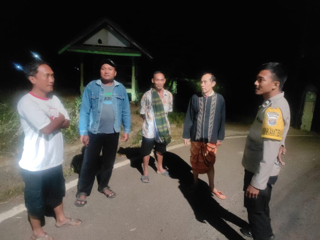 Polsek Cibaliung Gelar Sambang dan Patroli Malam, Ciptakan Rasa Aman dan Nyaman Bagi Warga Masyarakat 10 WhatsApp Image 2024 07 31 at 21.58.55